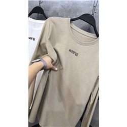 Лонгслив (longsleeve) - это футболка с длинным рукавом, которая может стать как основой базового гардероба, так и акцентом в образе.