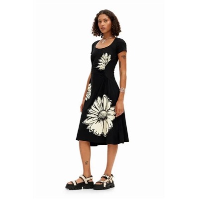 Short-sleeved midi dress with neckline and daisies.