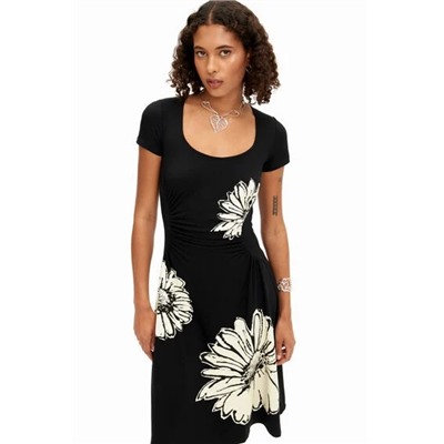 Short-sleeved midi dress with neckline and daisies.