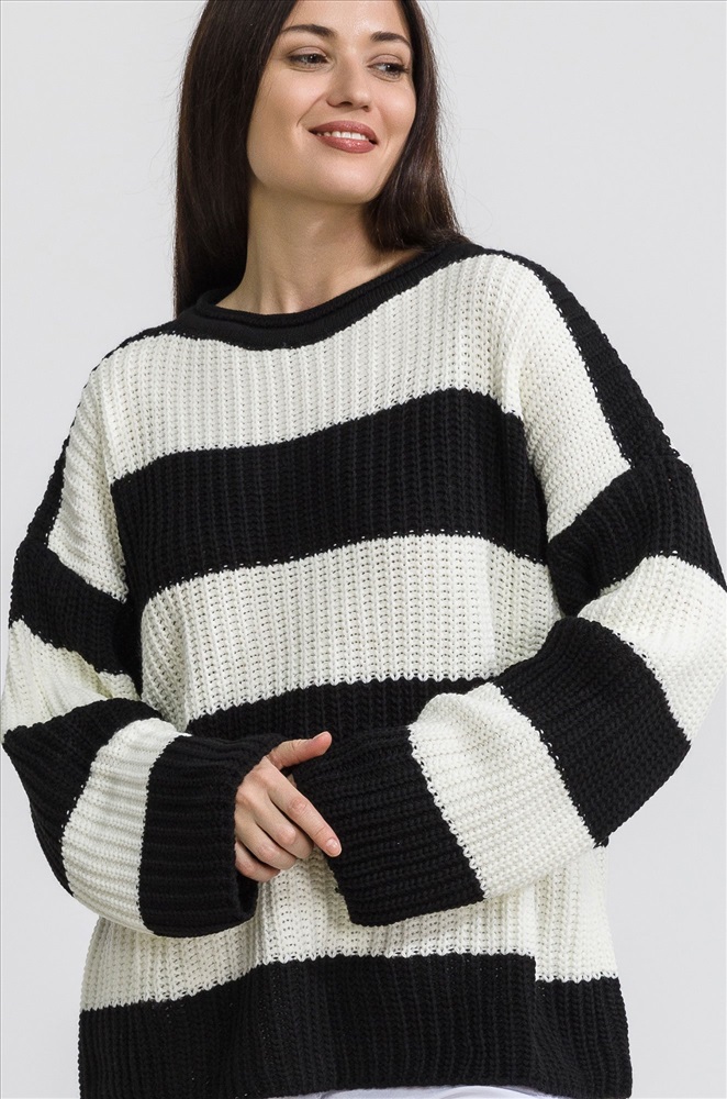 Объемный вязаный свитер