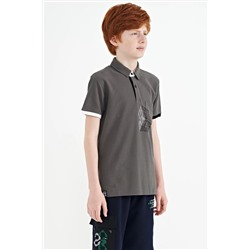 TOMMYLIFE Темно-серая футболка для мальчиков с передним карманом и детальным принтом стандартного кроя с воротником-поло - 11102