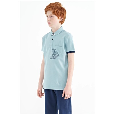 TOMMYLIFE Голубая футболка для мальчиков с передним карманом и детальным принтом стандартного кроя с воротником-поло — 11102