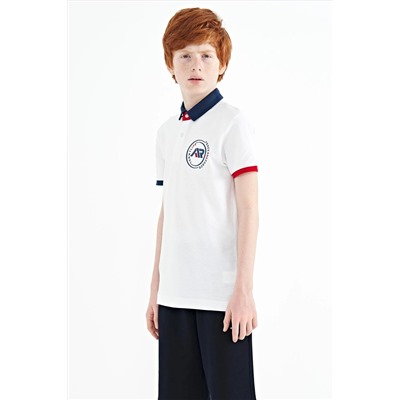 TOMMYLIFE Белая футболка для мальчиков с воротником-поло и цветной вышивкой логотипа на рукаве — 11138