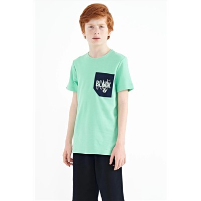 TOMMYLIFE Водно-зеленая футболка с передним карманом и вышивкой с круглым вырезом стандартного кроя для мальчика — 11116