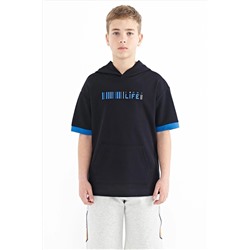 TOMMYLIFE Темно-синяя футболка большого размера с капюшоном и карманами-кенгуру в цветных блоках — 11148