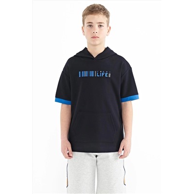 TOMMYLIFE Темно-синяя футболка большого размера с капюшоном и карманами-кенгуру в цветных блоках — 11148