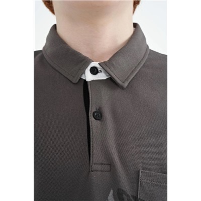TOMMYLIFE Темно-серая футболка для мальчиков с передним карманом и детальным принтом стандартного кроя с воротником-поло - 11102