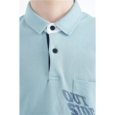 TOMMYLIFE Голубая футболка для мальчиков с передним карманом и детальным принтом стандартного кроя с воротником-поло — 11102