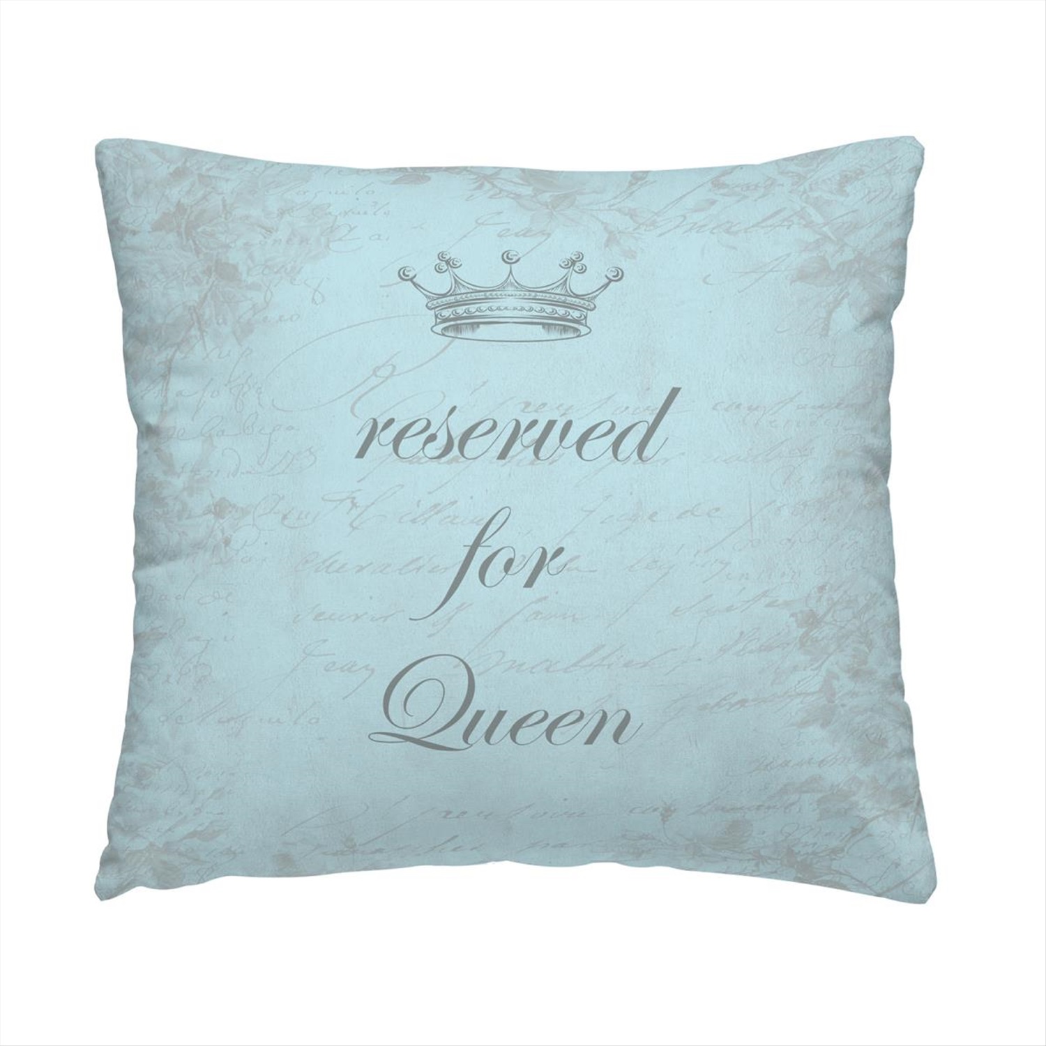 На кровати одна подушка сердце для королевы