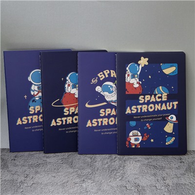 Блокнот (А5) "Space astronaut flying", blue