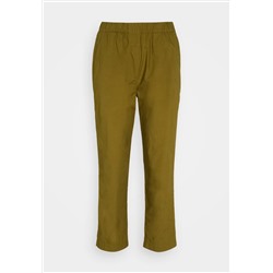 Marc O'Polo - PANTS SLIM FIT ELASTIC TAPE - брюки из ткани - темно-зеленый