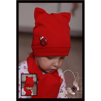 Шапка-кошка красная с брошью «Божья коровка»