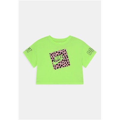 N*ike Sportswear — ФУТБОЛКА BOXY GRAPHIC — футболка с принтом — зеленая