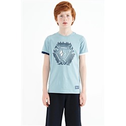 TOMMYLIFE Голубая футболка стандартного кроя для мальчиков с цветными рукавами и детальным принтом — 11156