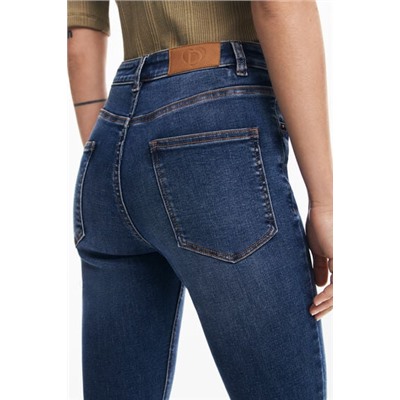 Straight jeans with plain pockets