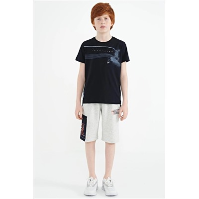 TOMMYLIFE Темно-синяя футболка стандартного кроя с круглым вырезом и принтом для мальчиков — 11133