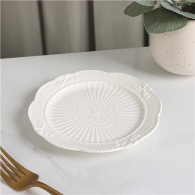 Тарелка фарфоровая пирожковая Magistro «Этюд», d=15 см, цвет белый