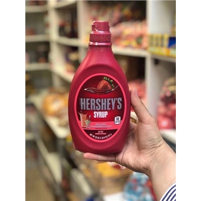 Сироп HERSHEY'S Клубничный удивительное лакомство, которое придаст любому десерту восхитительный вкус и аромат клубники.
 Масса 623гр