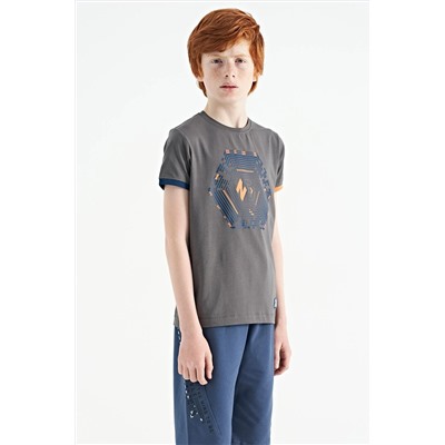 TOMMYLIFE Темно-серая футболка стандартного кроя с цветными рукавами и детальным принтом для мальчиков — 11156