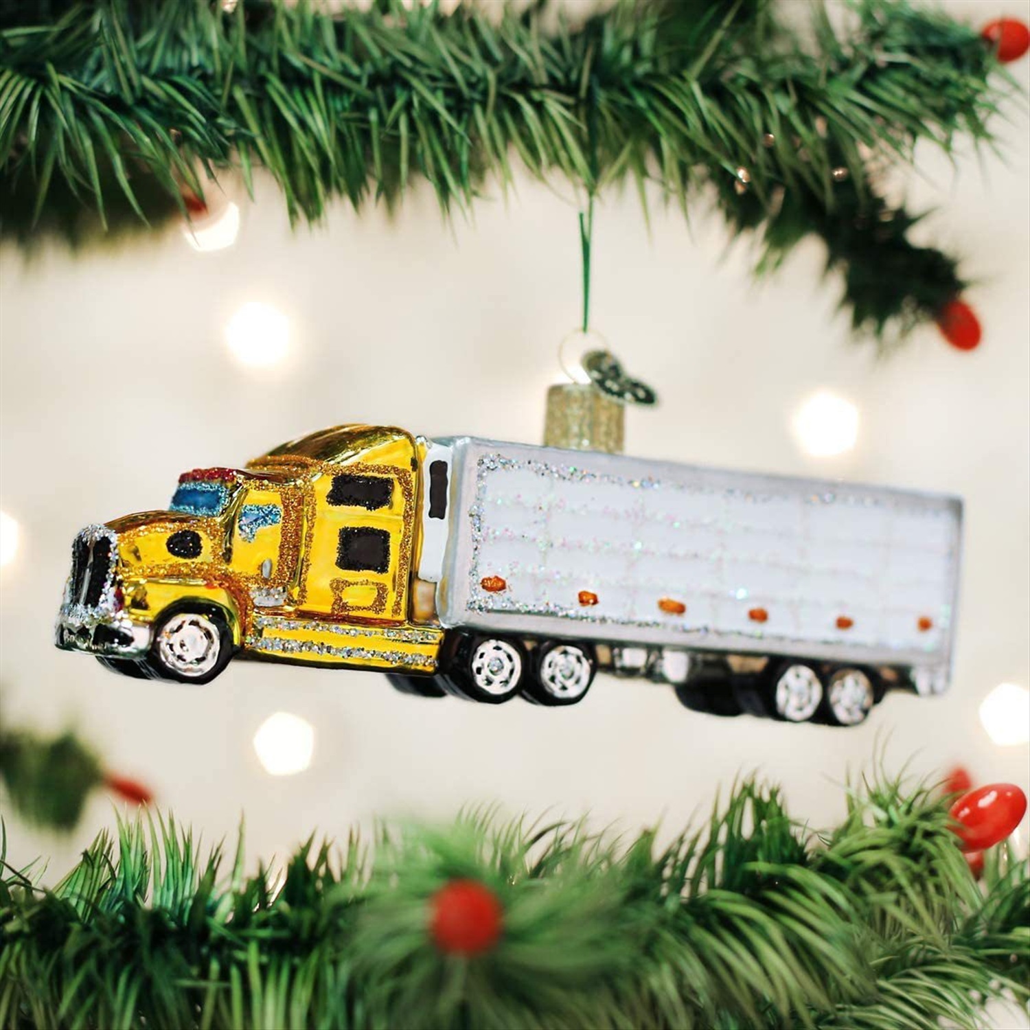 Грузовик новый год. Новогодний грузовик. Грузовик с новогодними подарками. Новогодний грузовик с елкой. Новогодний тягач.
