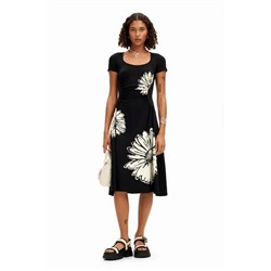 Short-sleeved midi dress with neckline and daisies.