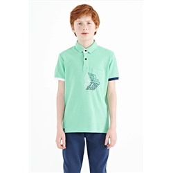 TOMMYLIFE Зеленая футболка для мальчиков с передним карманом и детальным принтом стандартного кроя с воротником-поло - 11102
