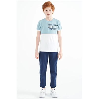 TOMMYLIFE Голубая футболка с цветными блоками и цветным принтом для мальчиков стандартного кроя с круглым вырезом - 11107