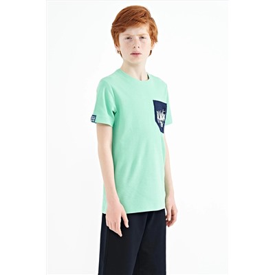 TOMMYLIFE Водно-зеленая футболка с передним карманом и вышивкой с круглым вырезом стандартного кроя для мальчика — 11116