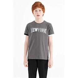 TOMMYLIFE Темно-серая футболка стандартного кроя с круглым вырезом и текстовым принтом для мальчиков — 11105