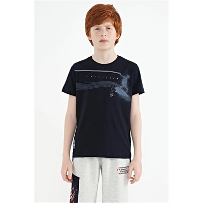 TOMMYLIFE Темно-синяя футболка стандартного кроя с круглым вырезом и принтом для мальчиков — 11133