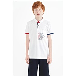 TOMMYLIFE Белая футболка стандартного кроя с воротником-поло для мальчиков с передним карманом и детальным принтом — 11102