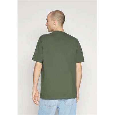 Lyle & Scott — ВЫШИВАННЫЙ ЛОГОТИП — футболка базовая — зеленая
