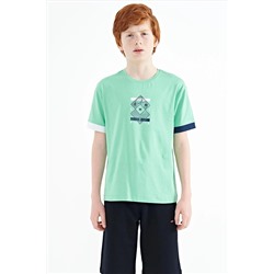 TOMMYLIFE Водно-зеленая футболка оверсайз с принтом и яркими деталями на рукаве — 11137