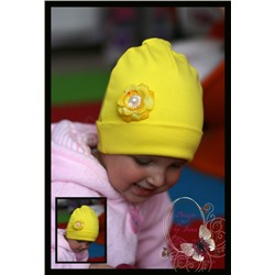 Желтая шапка с маленьким цветочком…