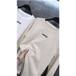 Лонгслив (longsleeve) - это футболка с длинным рукавом, которая может стать как основой базового гардероба, так и акцентом в образе.