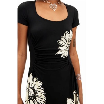 Short-sleeved midi dress with neckline and daisies.