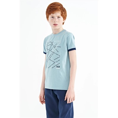 TOMMYLIFE Голубая футболка с круглым вырезом и минимальным текстовым принтом для мальчиков стандартного кроя — 11132