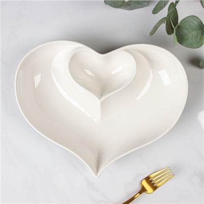Блюдо керамическое с соусником «Сердце», 28×22×4 см, цвет белый