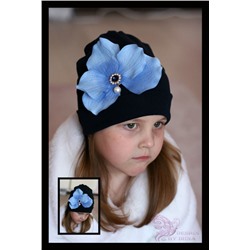 Темно-синяя шапочка с голубой орхидеей