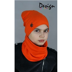 Удлинённая шапка оранжевая с украшением «Штурвал»