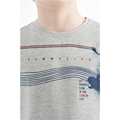 TOMMYLIFE Серая меланжевая футболка стандартного кроя с круглым вырезом и детальным принтом для мальчиков — 11133