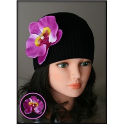 Вязаная черная шапочка с сиреневой орхидеей…
