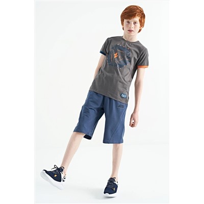 TOMMYLIFE Темно-серая футболка стандартного кроя с цветными рукавами и детальным принтом для мальчиков — 11156