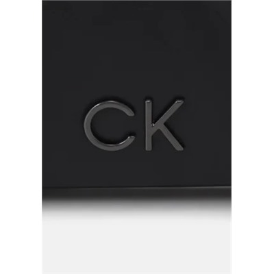 Calvin Klein - КЛАТЧ RE-LOCK QUILT WRISTLET CLUTCH - Клатч - черный