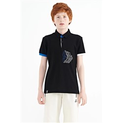 TOMMYLIFE Черная футболка с воротником-поло для мальчиков с детальным принтом и передним карманом - 11102